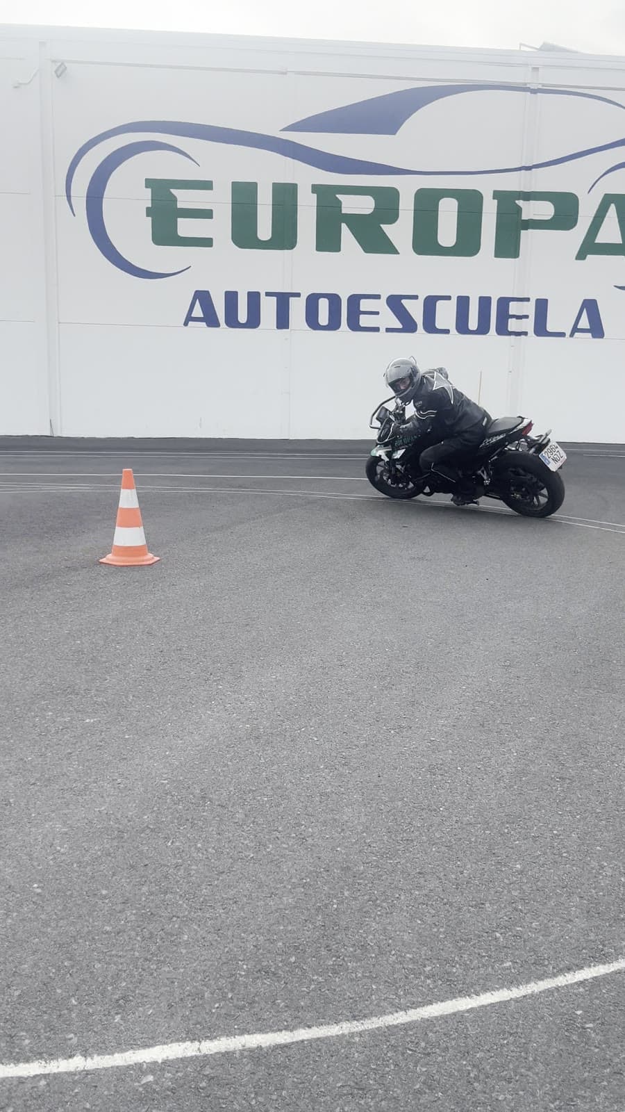 Práctica de moto tumbando en curva en la pista de Autoescuela Europa