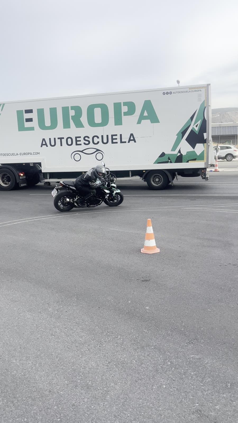 Slalom de moto con el camión rotulado de Autoescuela Europa