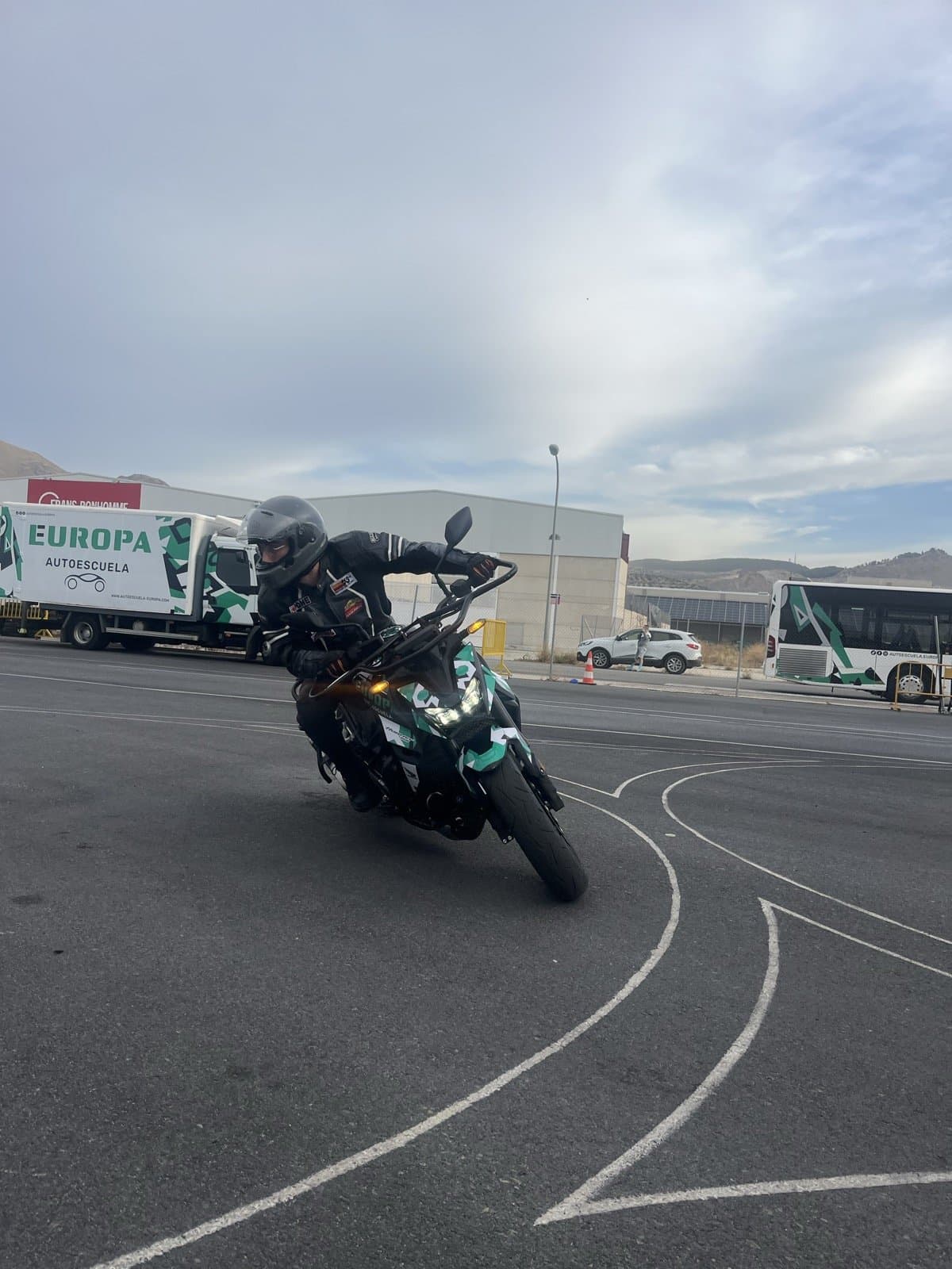 Práctica de moto en la pista de Autoescuela Europa con la sierra de fondo