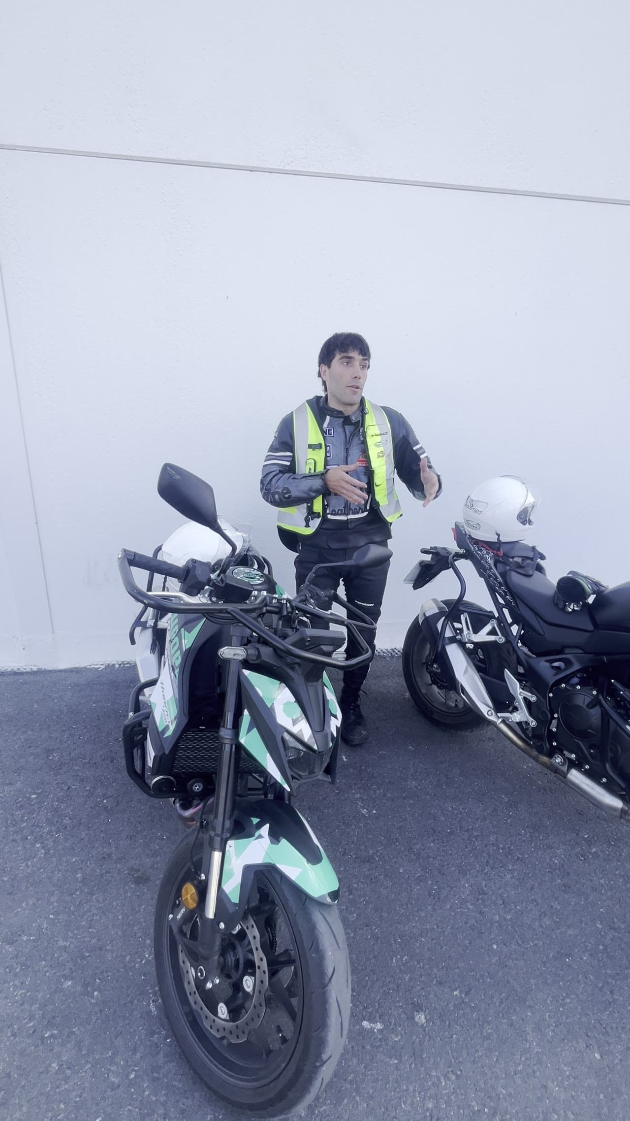 Profesor de Autoescuela Europa explicando en la pista de moto