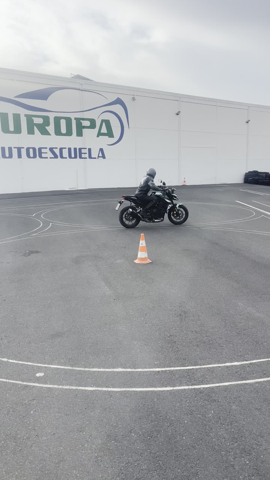 Pista propia de prácticas de moto de Autoescuela Europa en Granada